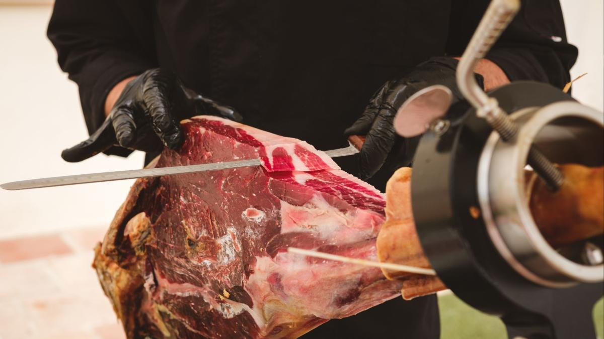 Corte a Cuchillo o Máquina: ¿Cuál es la mejor manera de disfrutar el jamón?